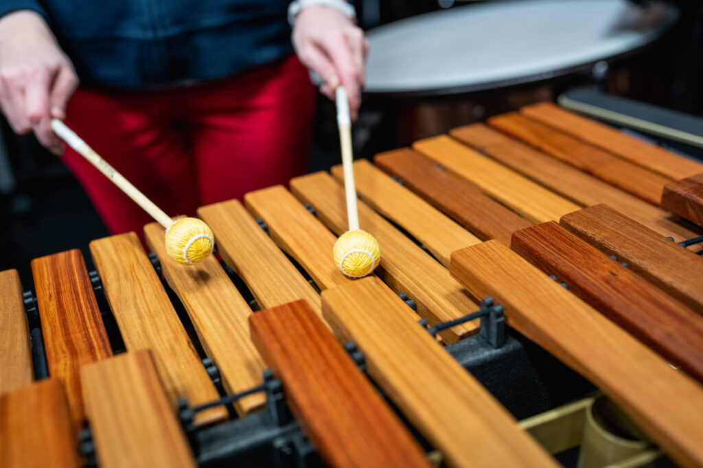 Lähikuva marimba ja malletit