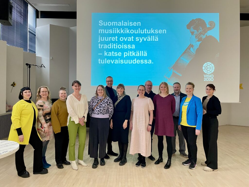 Hanketyöryhmä Mikkelin musiikkiopiston salissa.
