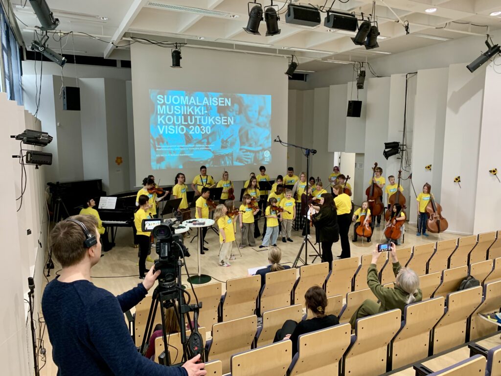 Mikkelin musiikkiopiston Tempo-orkesteri esiintymässä