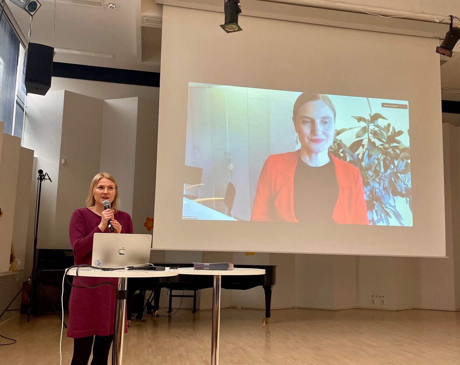 Valkokangas ja etäpuheenvuoro auditoriossa