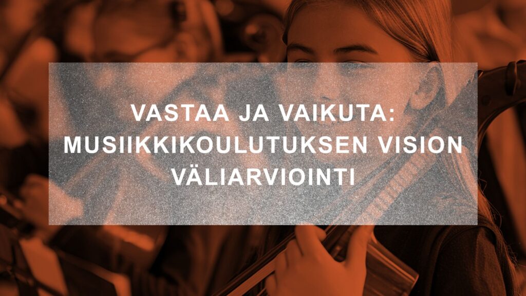 Tyttö soittamassa selloa orkesterissa.