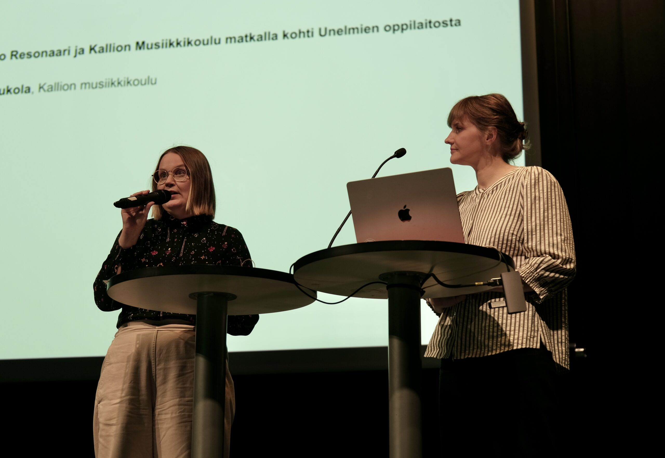Anu Kaukola ja Ella Rosenlund lavalla