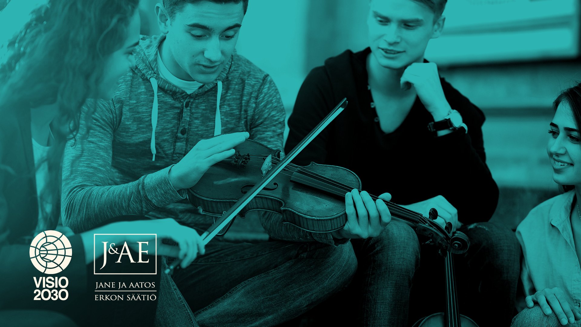 Neljä ihmistä viulun äärellä