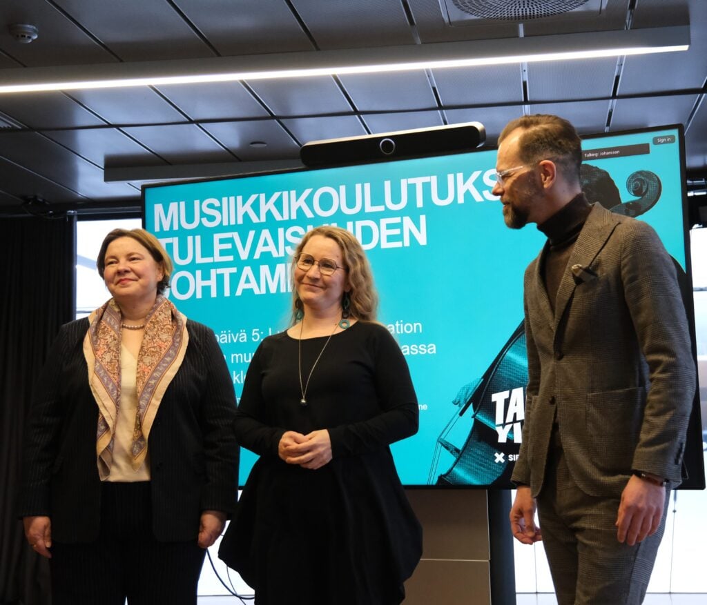 Kolme ihmistä kertomassa koulutuksesta