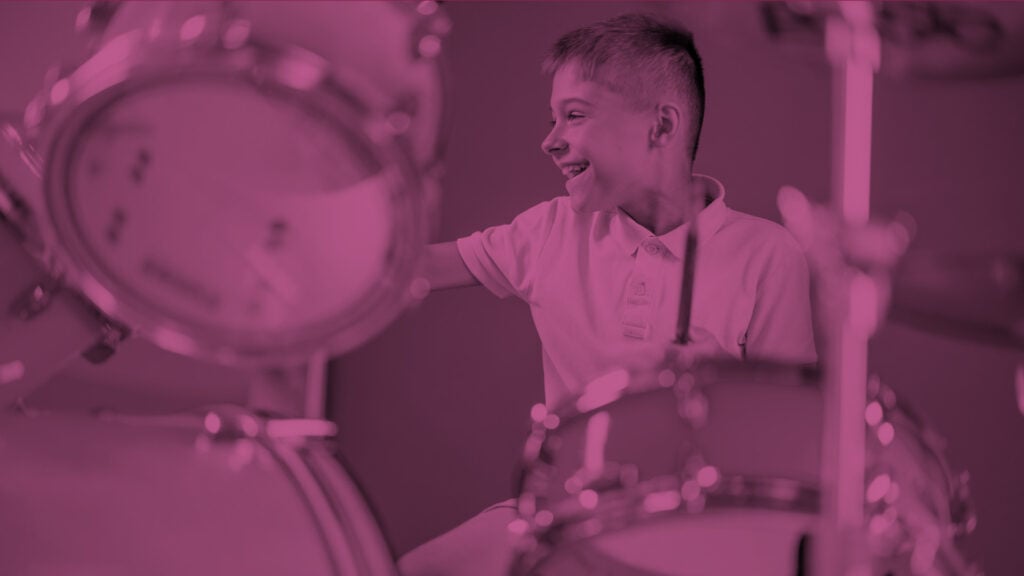 Lapsi soittaa rumpuja