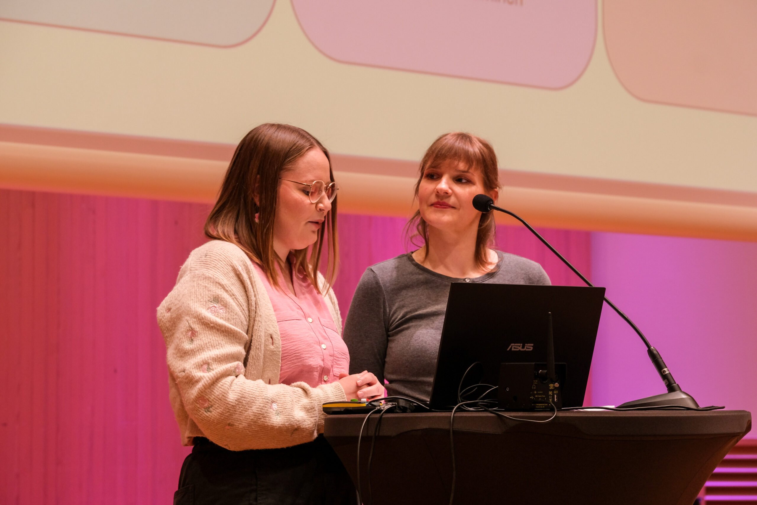 Anu Kaukola ja Ella Rosenlund pitämässä puheenvuoroa seminaarissa.