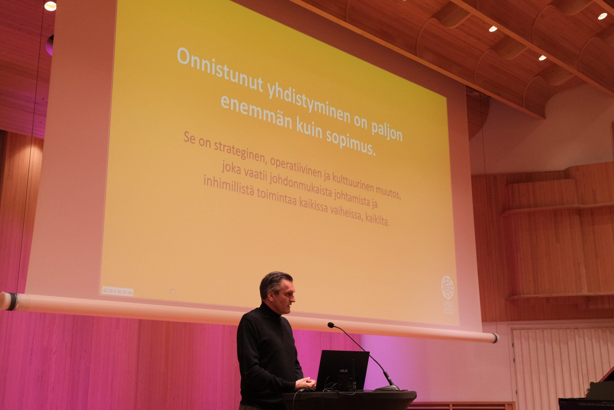 Janne Marniemi pitämässä keynote-puheenvuoroa seminaarissa.