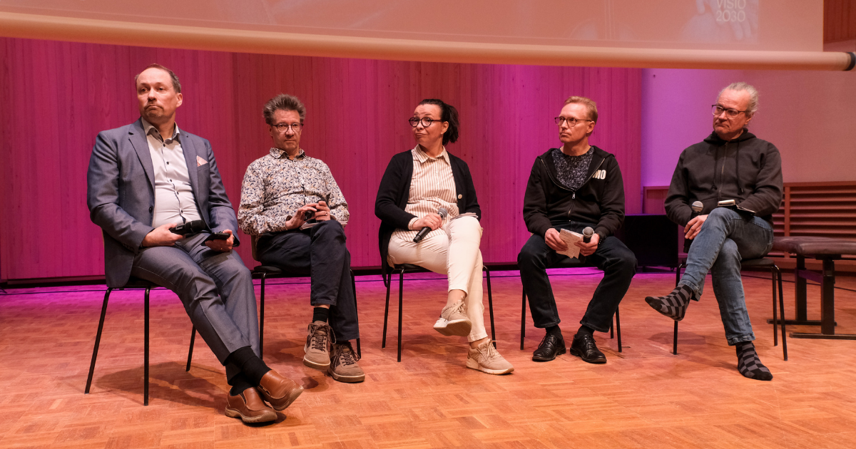 Seminaarin panelistit lavalla