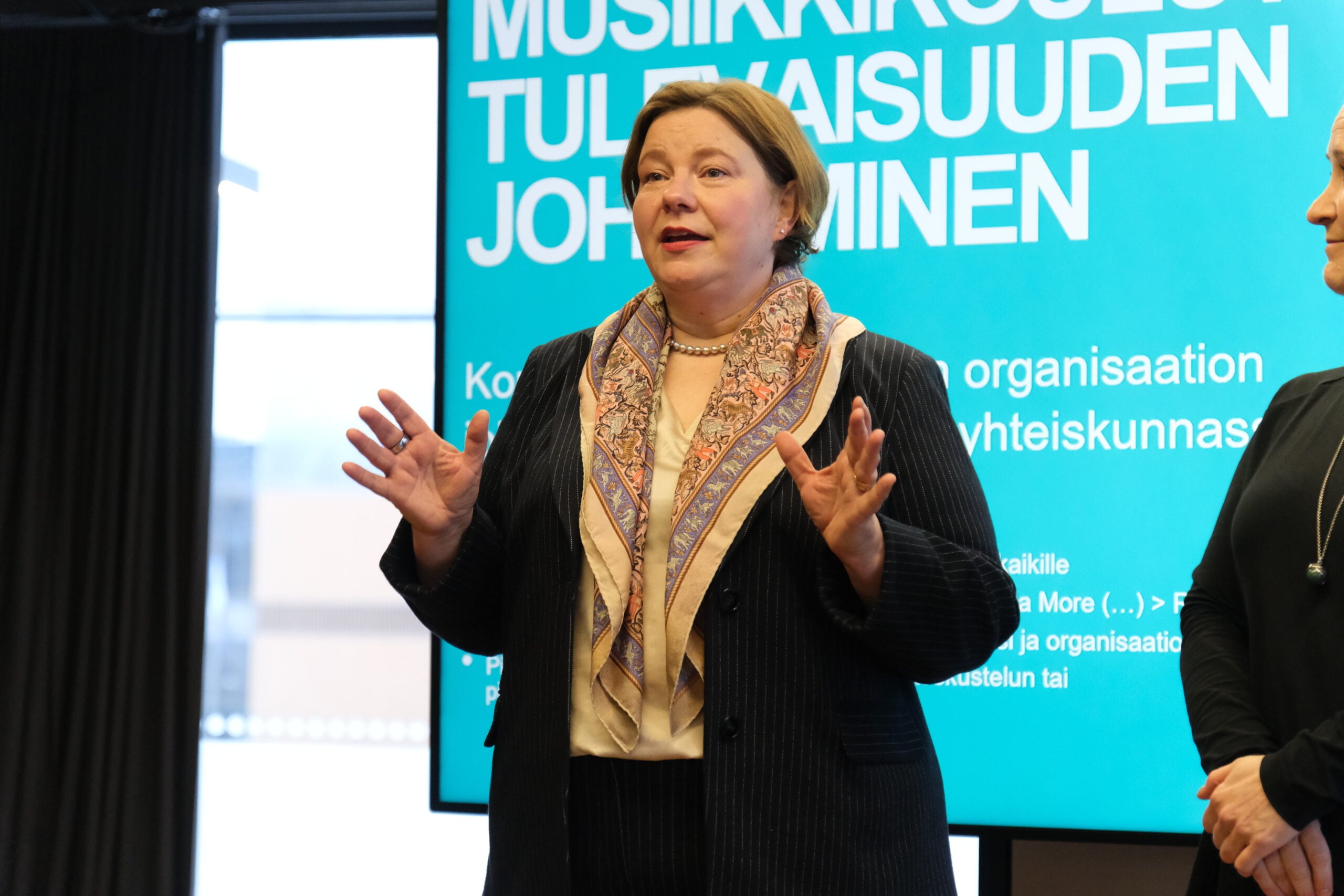 Sibelius-Akatemian taiteellisesta toiminnasta vastaava varadekaani Jenni Lättilä avaamassa koulutuspäivää.