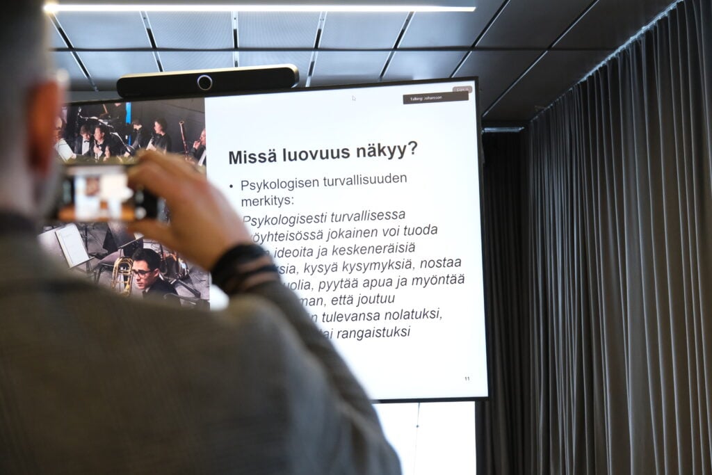 Henkilö kuvaa luentokalvoa