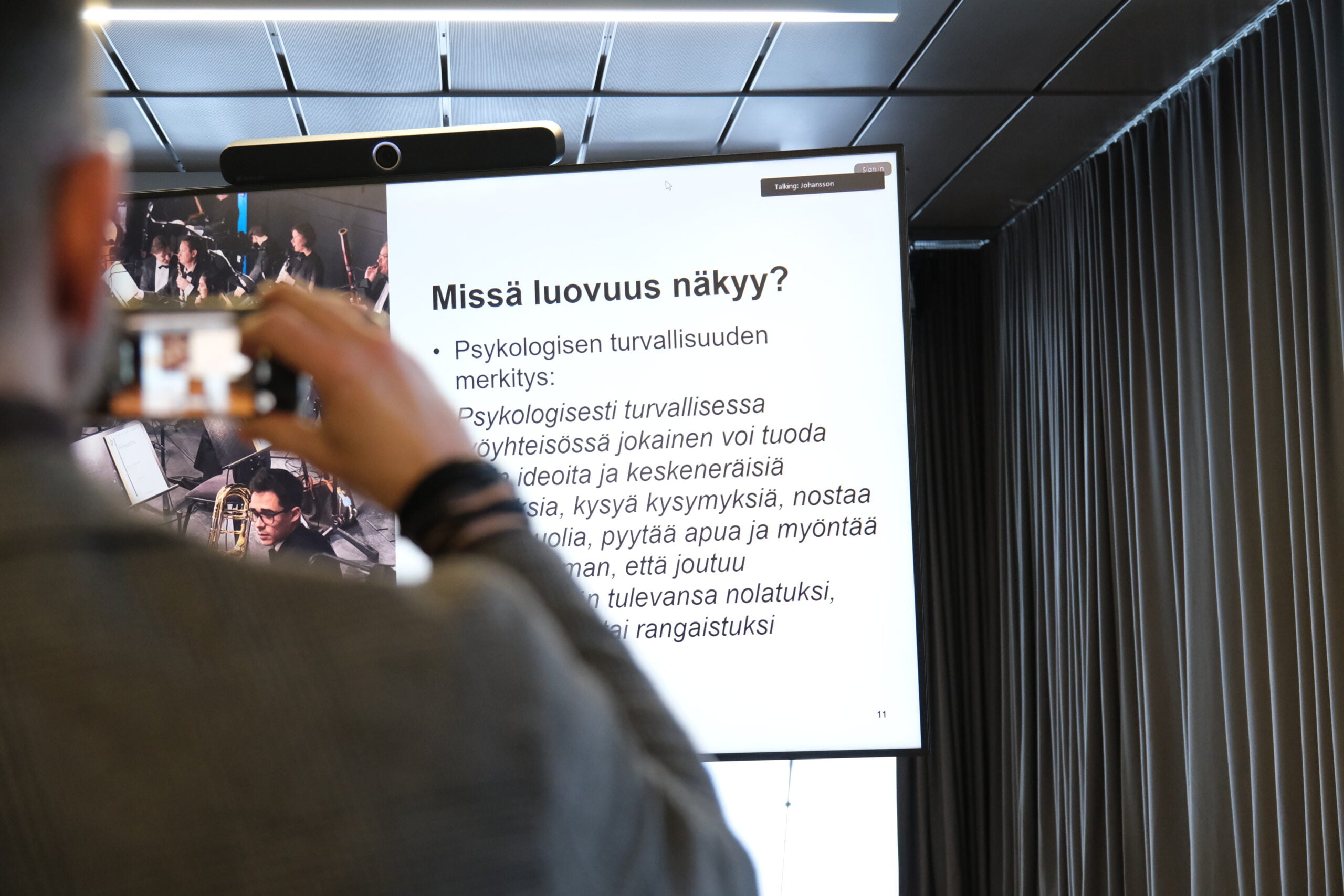 Henkilö kuvaa luentokalvoa