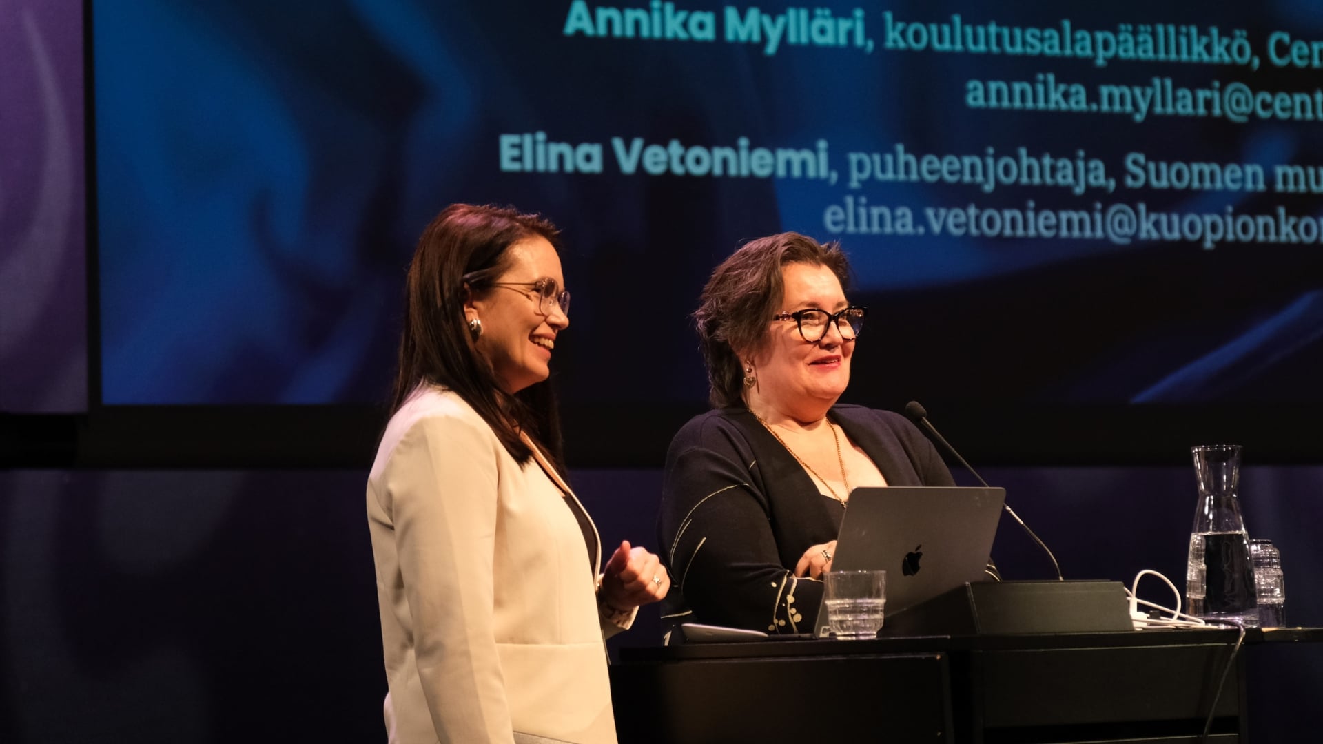 Elina Vetoniemi ja Annika Mylläri seminaarissa kertomassa jatkohankkeen osatoteutuksestaan.