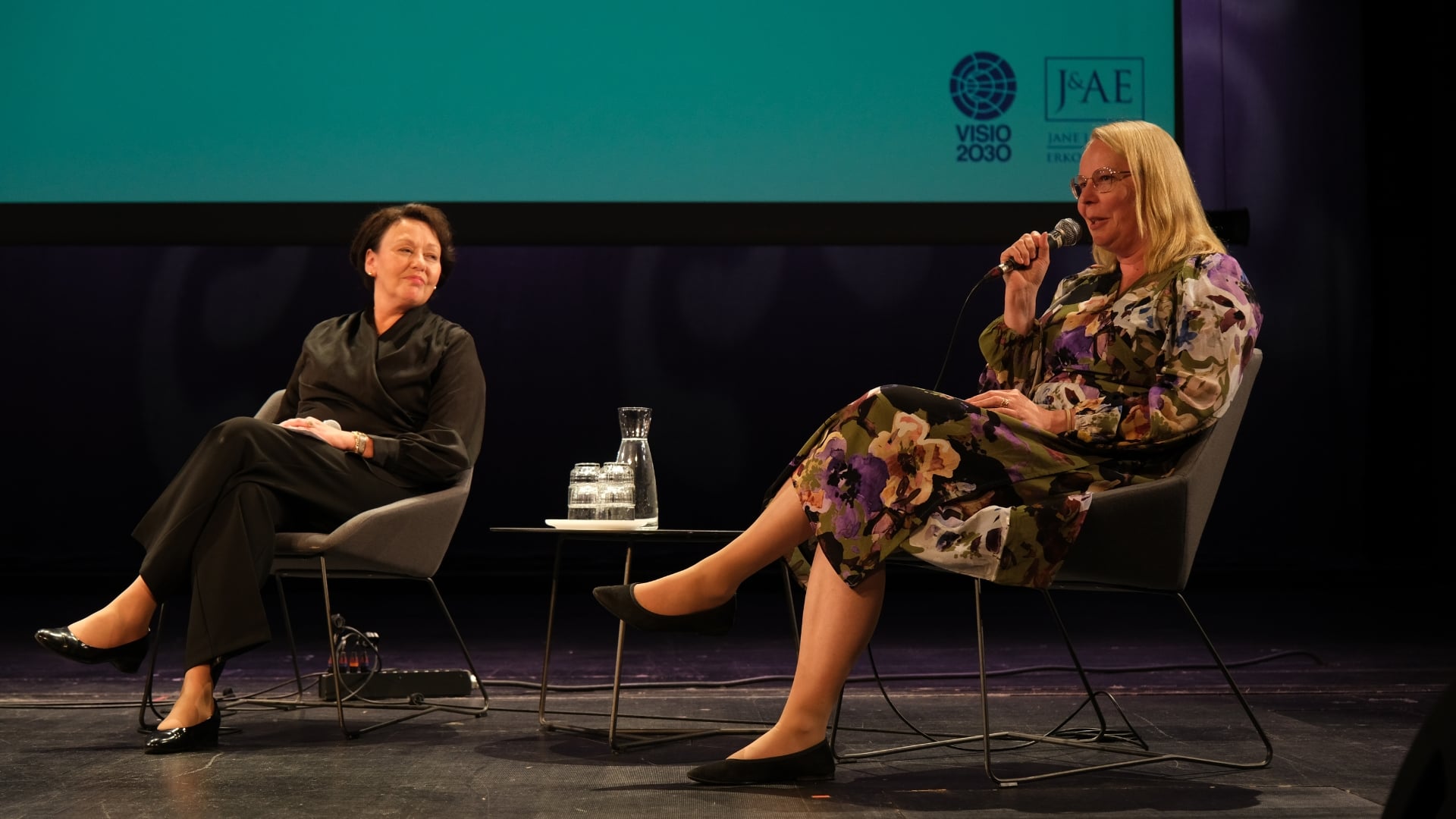 Panelistit Katriina Leppänen ja Paula Turkkila Musiikkitalon lavalla.