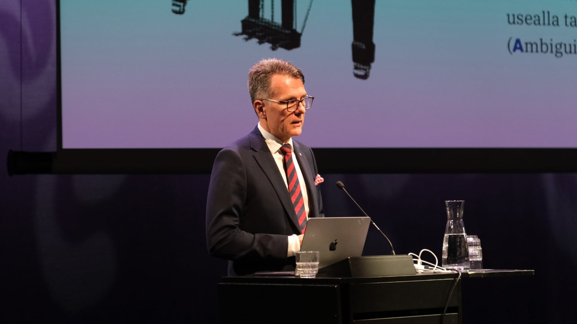 Kimmo Levä pitämässä puheenvuoroa Visiosta vaikuttavuuteen -seminaarissa Musiikkitalolla.