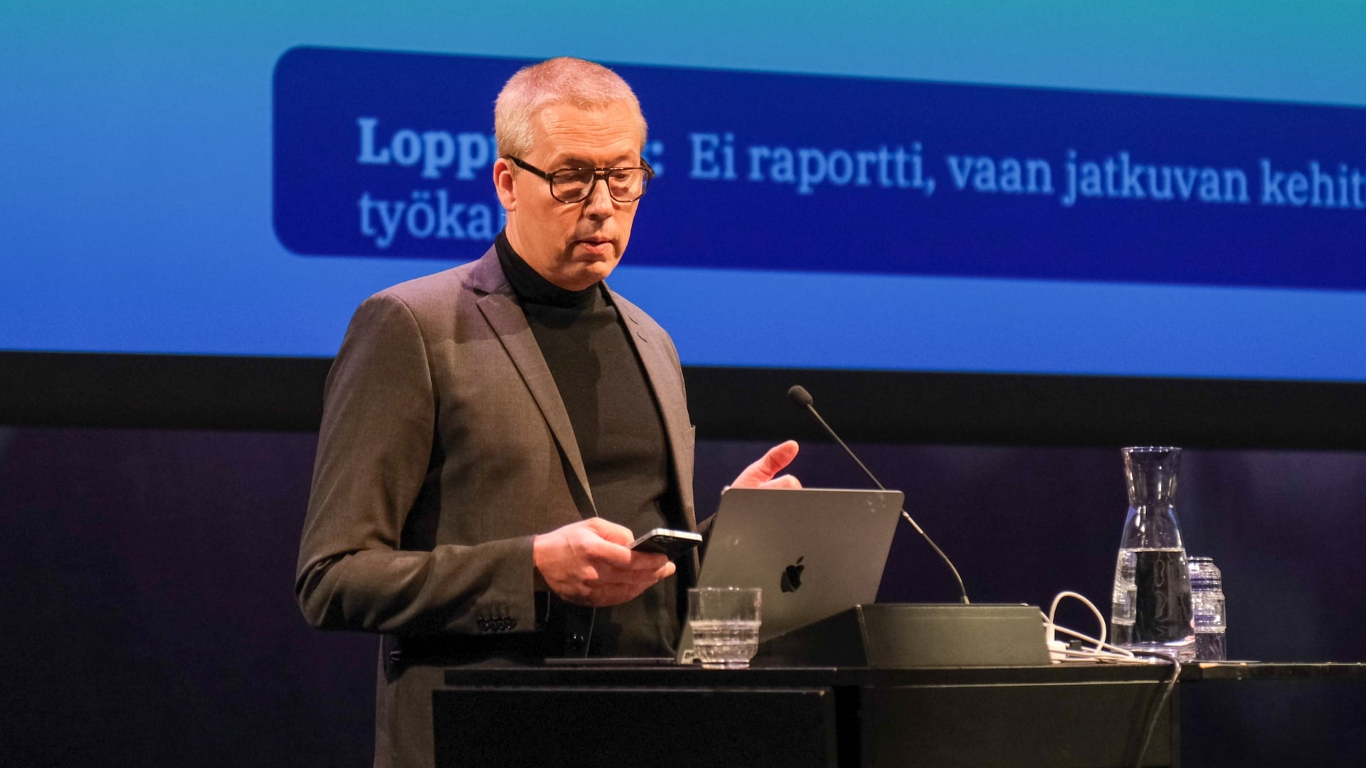 Petri Home seminaarissa kertomassa Musiikkikoulutuksen tulevaisuuden työkirjasta.